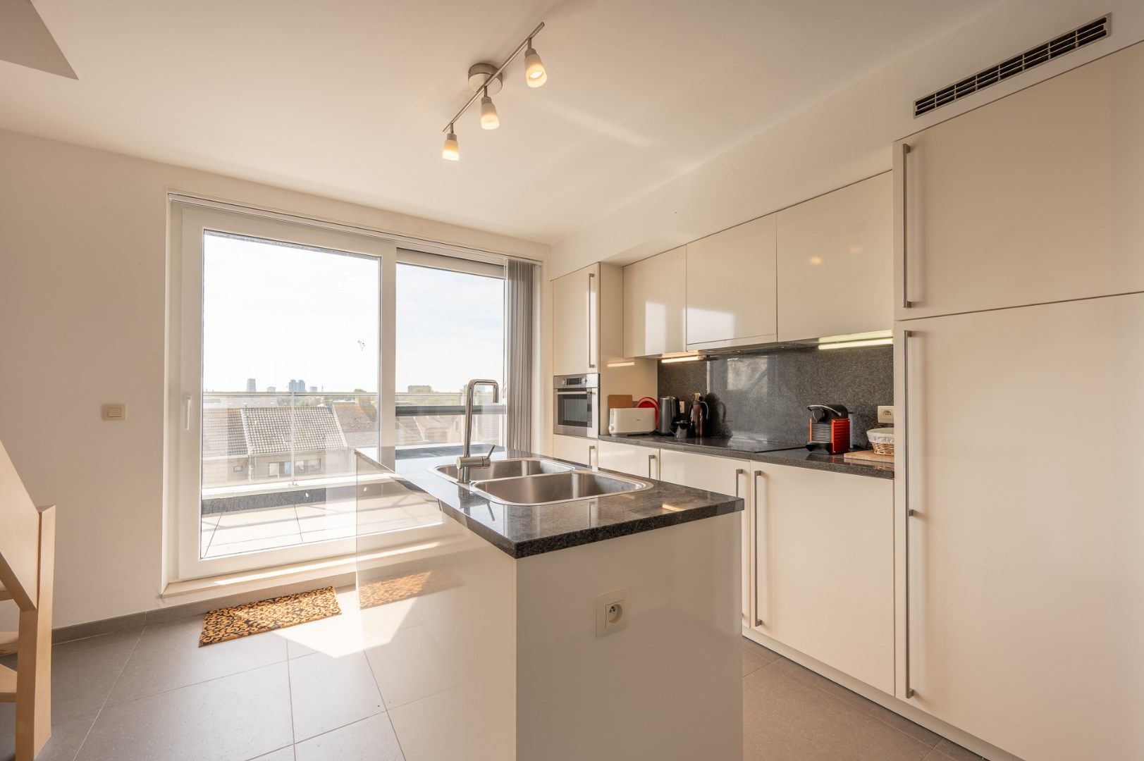 Instapklaar appartement met garage op centrale ligging te Bredene. foto 4