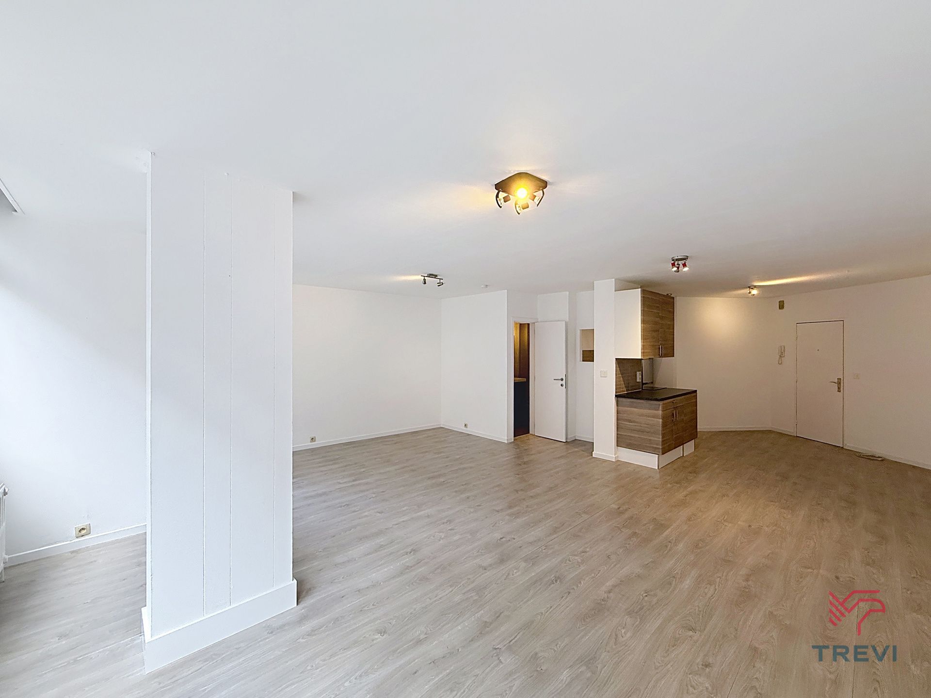 Grote gerenoveerde studio in het centrum van Brussel foto {{pictureIndex}}