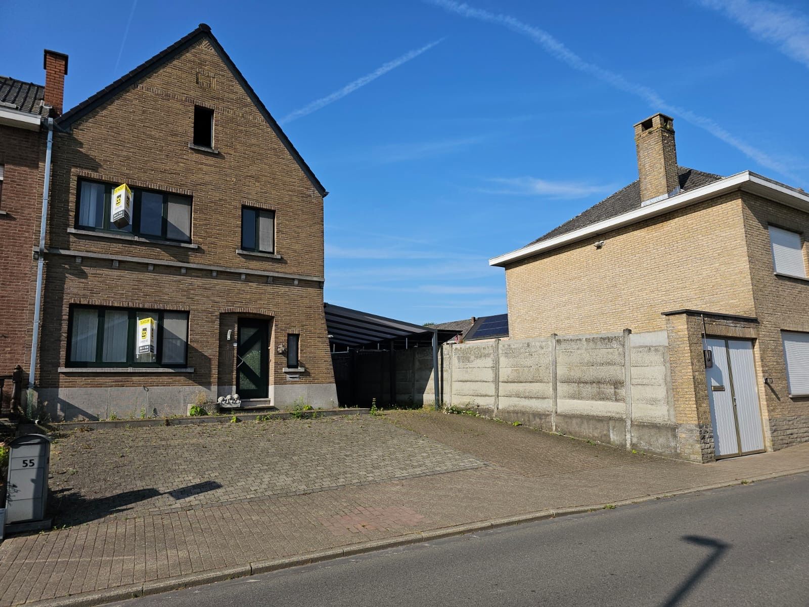 Ruime halfopen bebouwing met garage, 2 carports en tuin foto 3