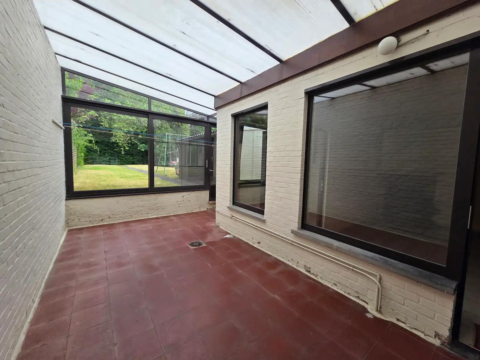Goedgelegen woning met garage en mooie tuin foto 15