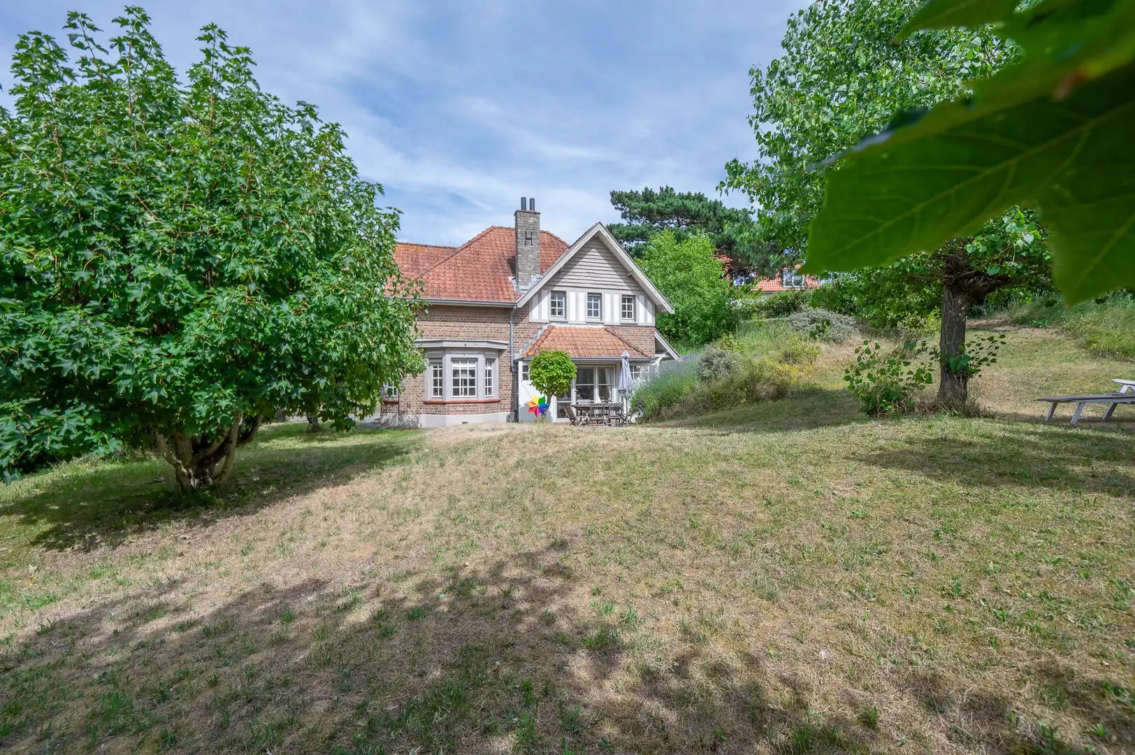 Uiterst charmante villa, rustig gelegen in een verscholen paadje in het Zoute op wandelafstand van de zee. foto 4