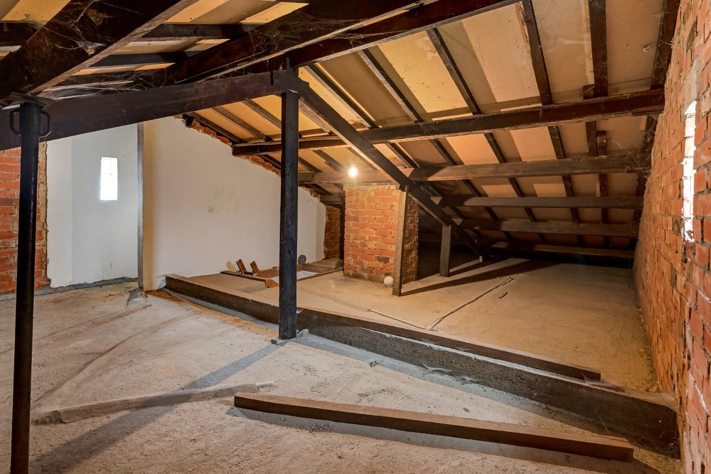 Vrijstaande, gerenoveerde woning met 2 slpk., garage, ruime souterrain, zolder en tuin foto 27