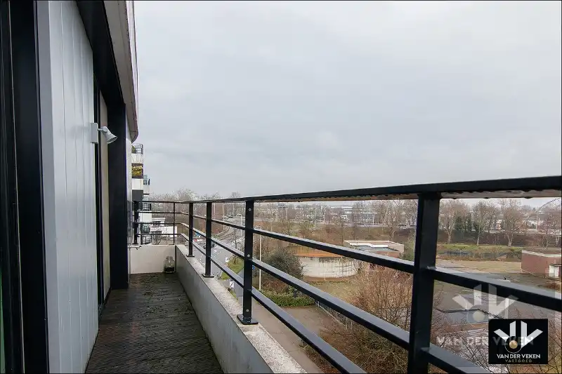 Lichtrijke studio met loftgevoel en terras op een Top locatie foto 9