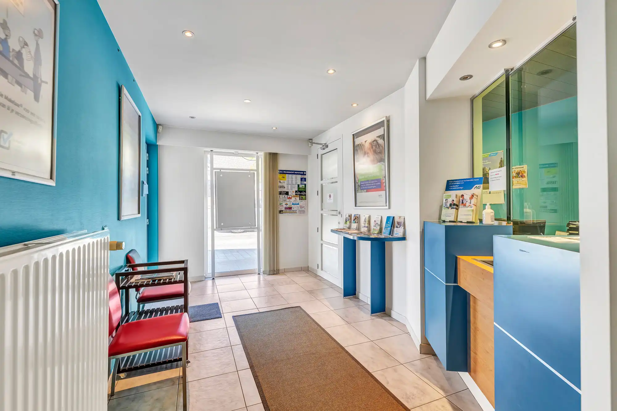 Commercieel gelijkvloers met ruim appartement foto 3