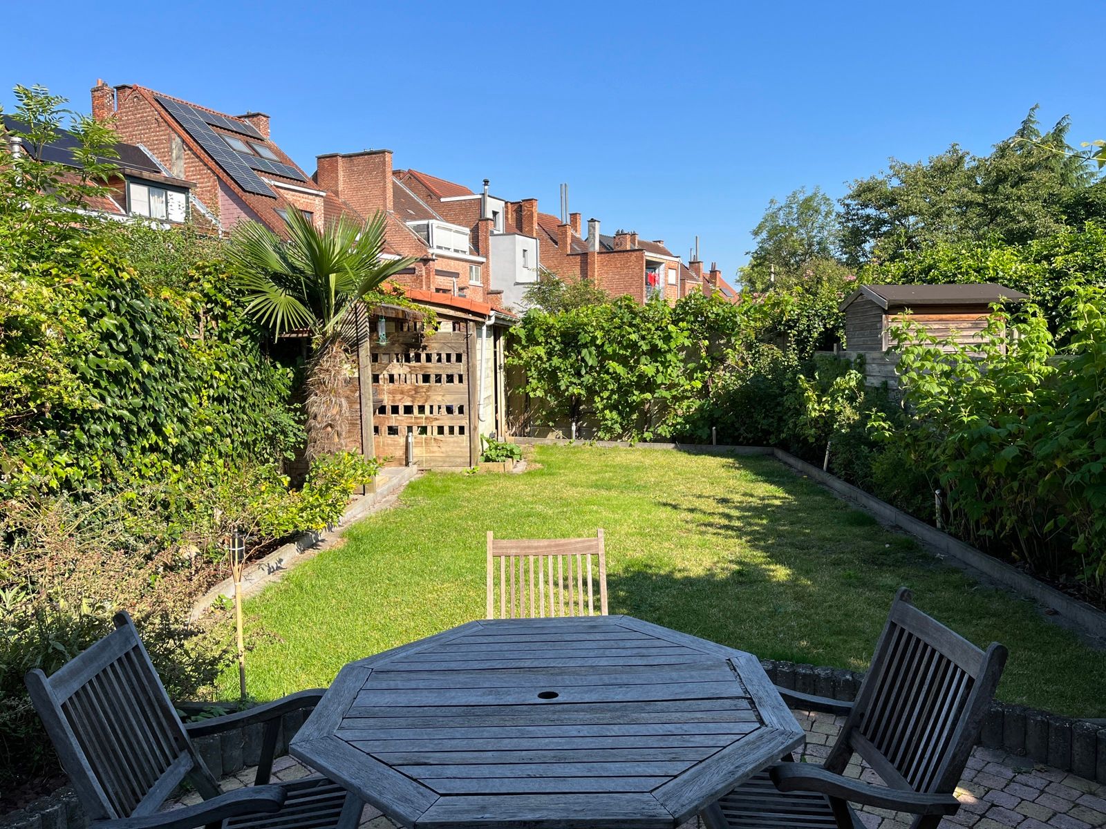 grote woning met mooie tuin foto 3