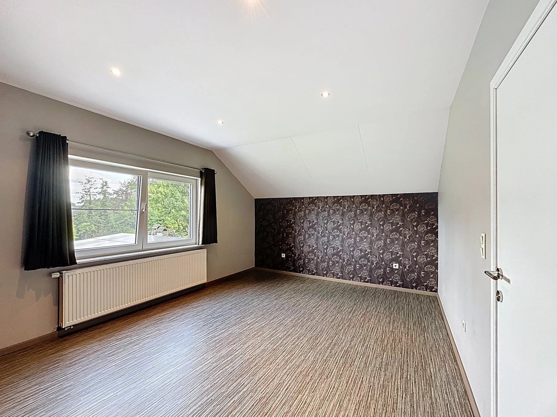 Verrassend ruime woning met 5 slaapkamers en 2 badkamers op groot perceel. foto 16