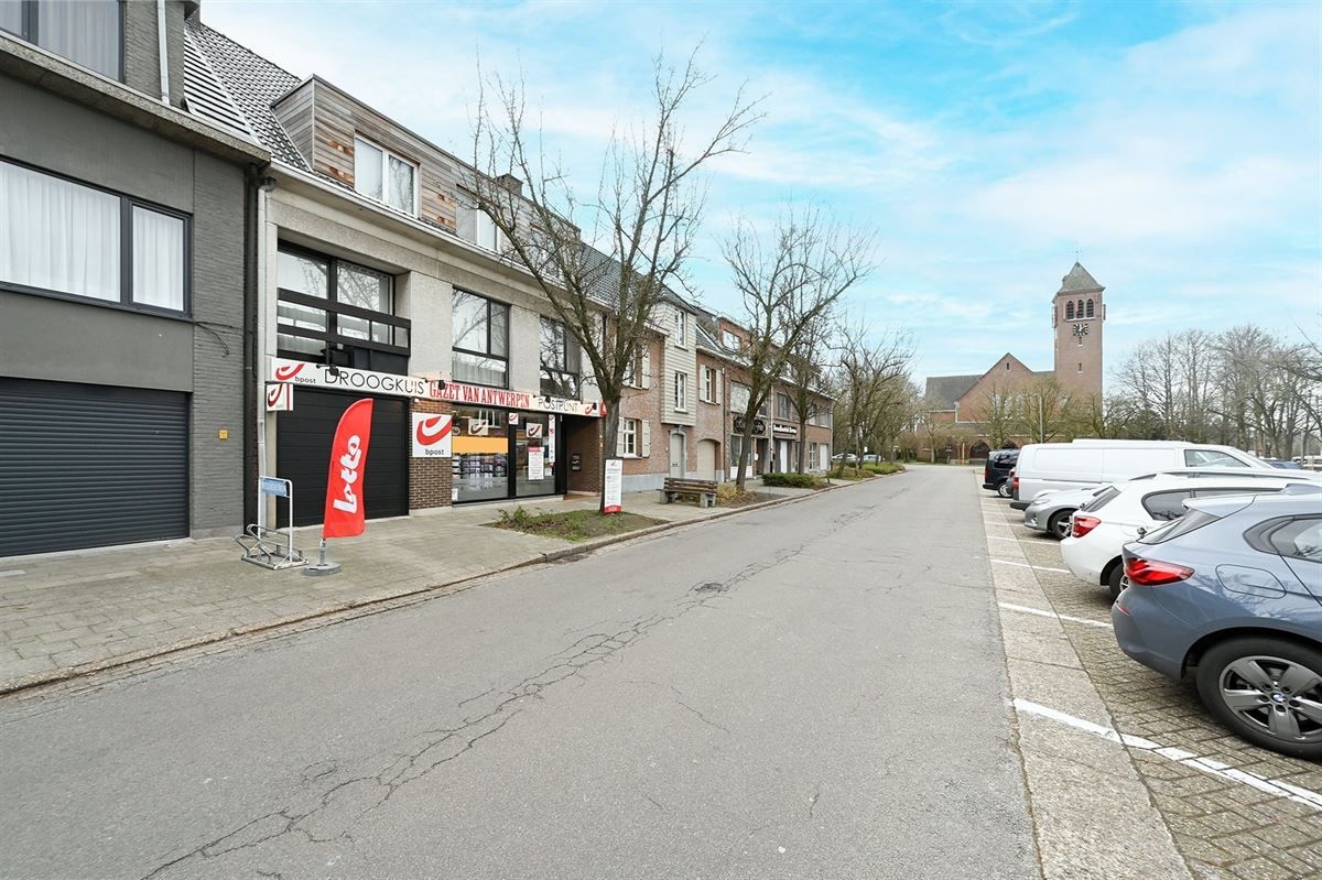 Mooi 1 slaapkamer appartement met handelsruimte en garage foto 26