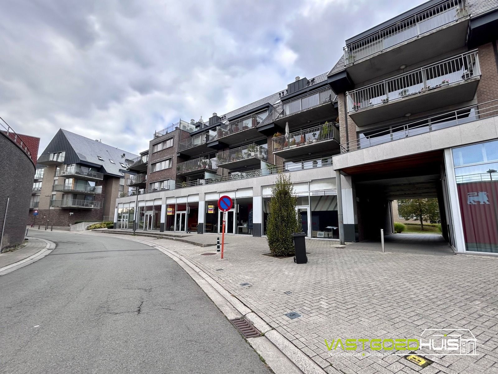 Instapklaar tweeslaapkamerappartement met terras en garage foto 30