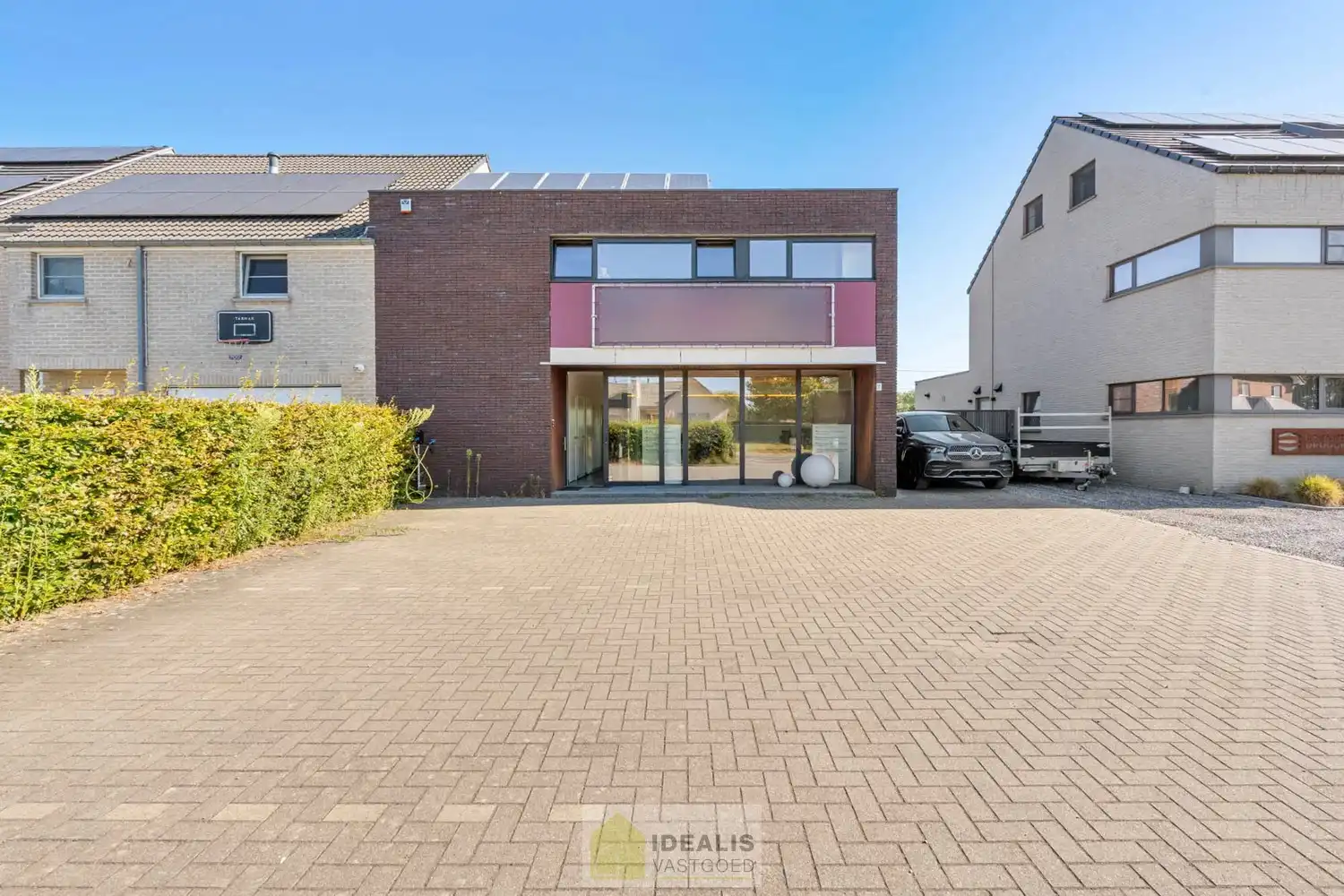IDEALIS VASTGOED – GELIJKVLOERSE KANTOORRUIMTE MET BOVENLIGGEND APPARTEMENT OP EEN ZICHTLOCATIE IN DIEPENBEEK! Deze gelijkvloerse kantoorruimte van + - 105m² met bovenliggend apart toegankelijk appartement van + - 97 m² met zeer ruim terras is gelegen langs de Steenweg in Diepenbeek en heeft ruim voldoende parkeergelegenheid op eigen terrein. De perfecte zet voor zij die op zoek zijn naar een interessante investering op een zichtlocatie! foto 2