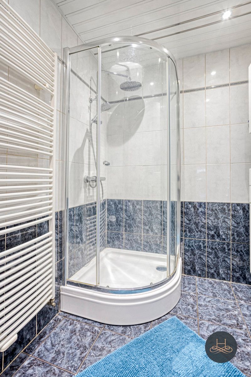 Instapklare ruime woning met tuin, oprit en royale garage foto 17