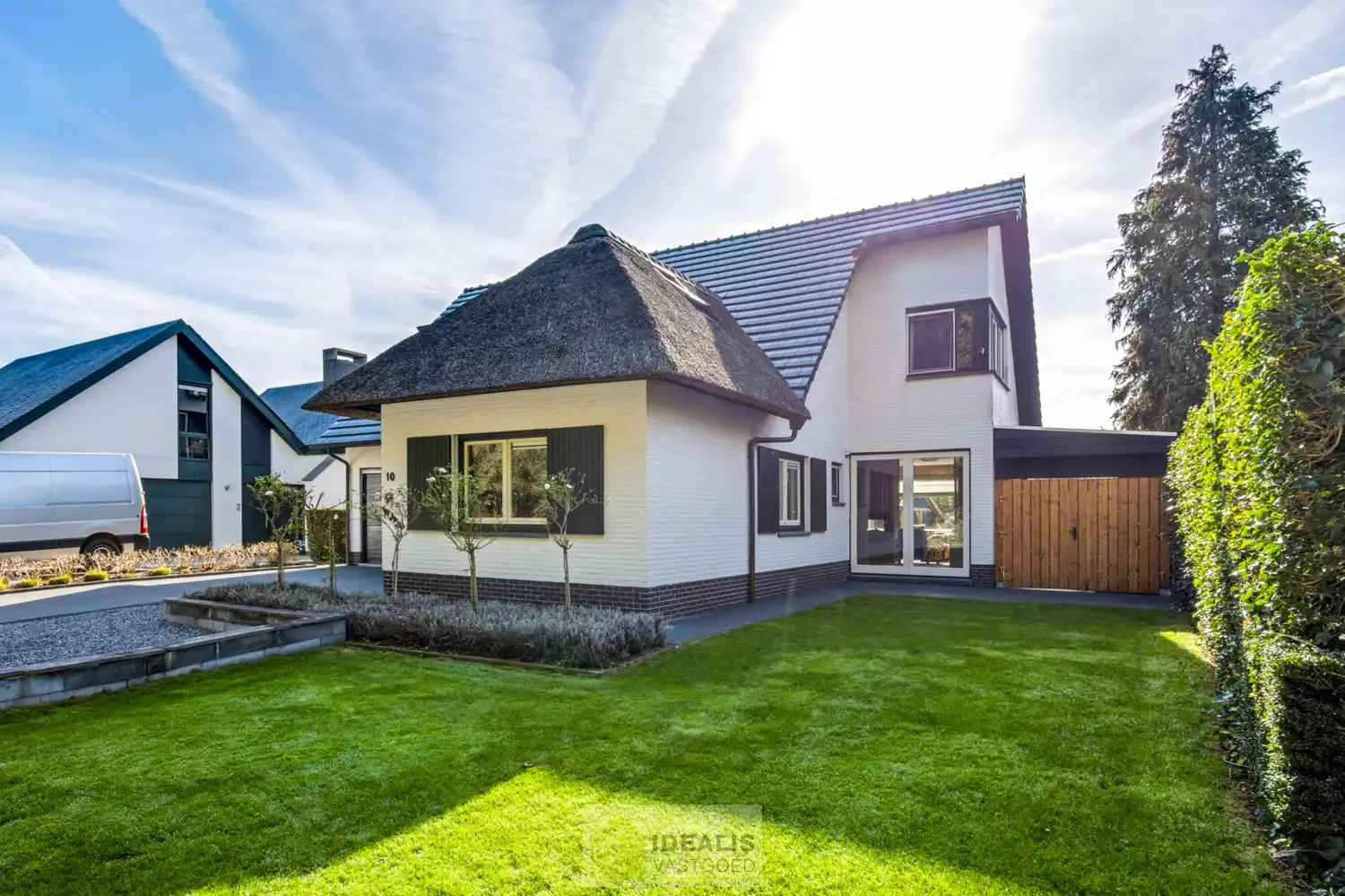 IDEALIS VASTGOED – EEN HUIS OM VERLIEFD OP TE WORDEN! DEZE PRACHTIGE INSTAPKLARE (LEVENSBESTENDIGE) VILLA MET EEN HEERLIJKE LICHTRIJKE LEEFRUIMTE VOORZIEN VAN EEN OPEN KEUKEN, 5 SLAAPKAMERS, 2 BADKAMERS, EEN PERFECT AANGELEGDE TUIN IN ALLE PRIVACY, UITGERUST MET EEN GOED VOORZIENE BUITENKEUKEN EN BIJGEBOUWEN INGERICHT VOOR WELLNESS (HOT TUB) EN BERGRUIMTE! EEN MUST VISIT VOOR ZIJ OP ZOEK NAAR MOOIE HUIZEN! foto {{pictureIndex}}
