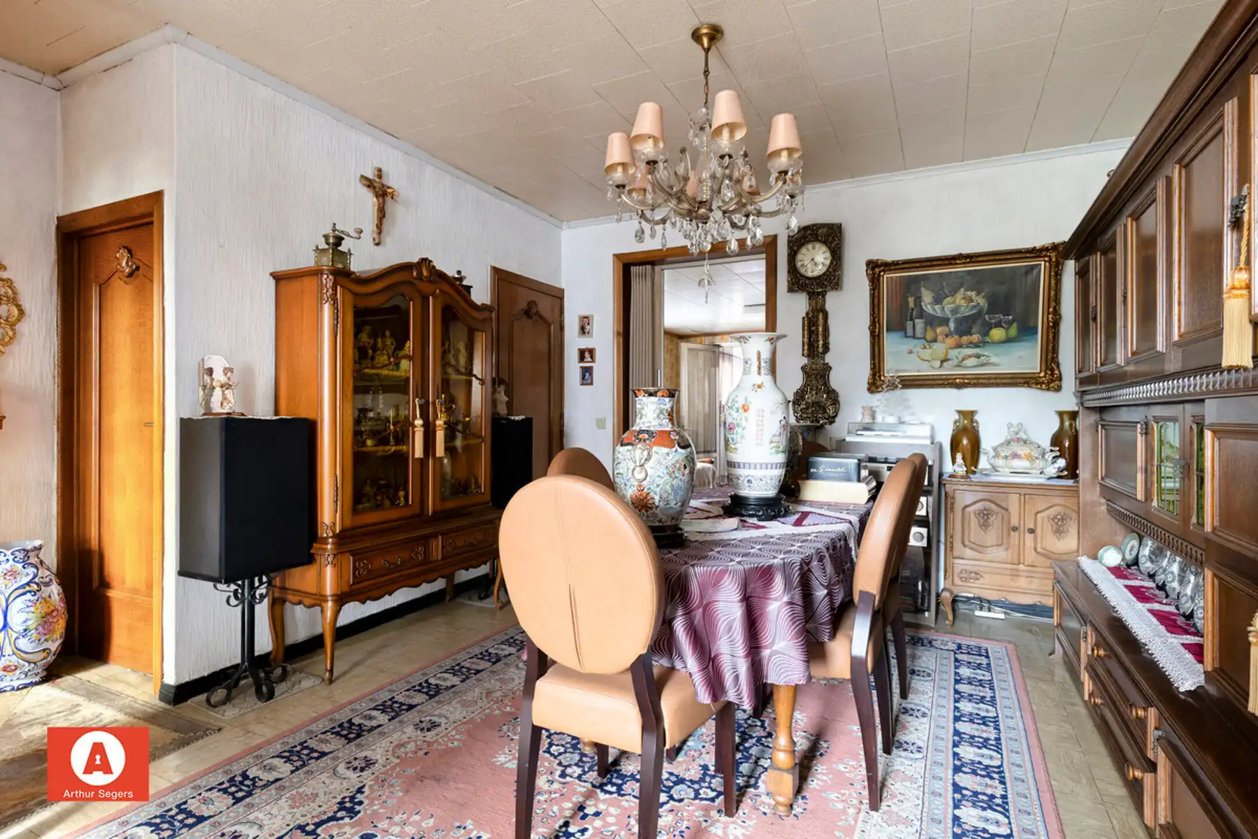 Solide half-open bebouwing met achtergelegen fietswegel. foto 7