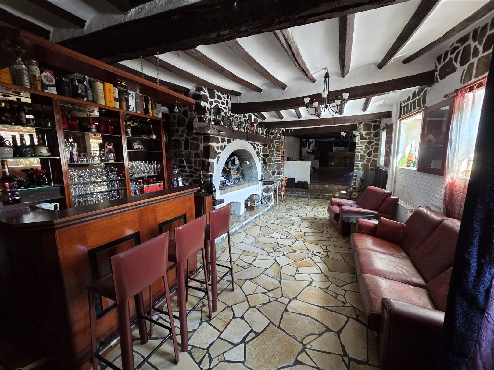 Veelzijdig gebouw: restaurant, hotel en feestzaal te Rebaix foto 11