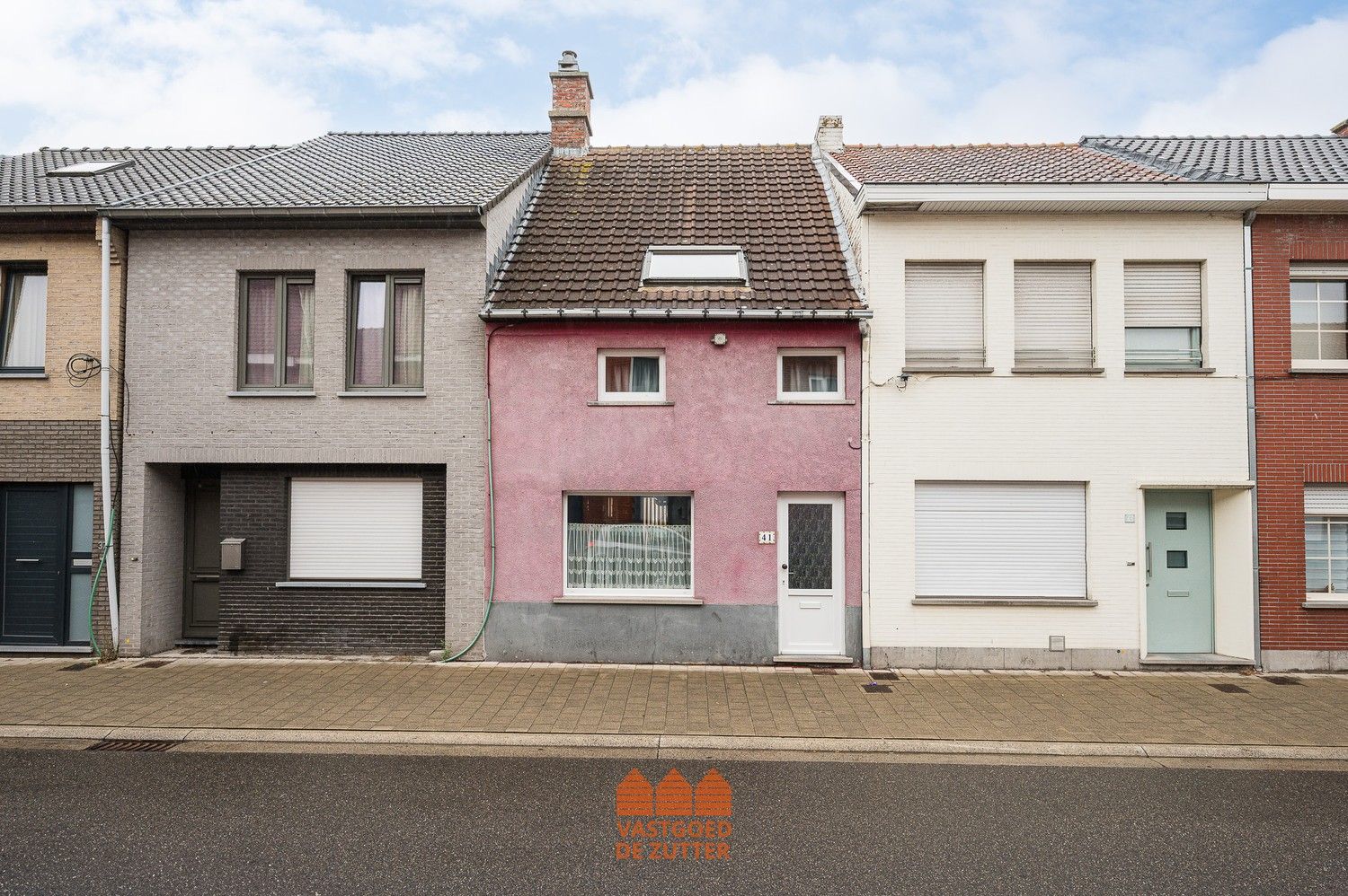 Instapklare woning op toplocatie met tuin en achterliggende autostaanplaats foto {{pictureIndex}}