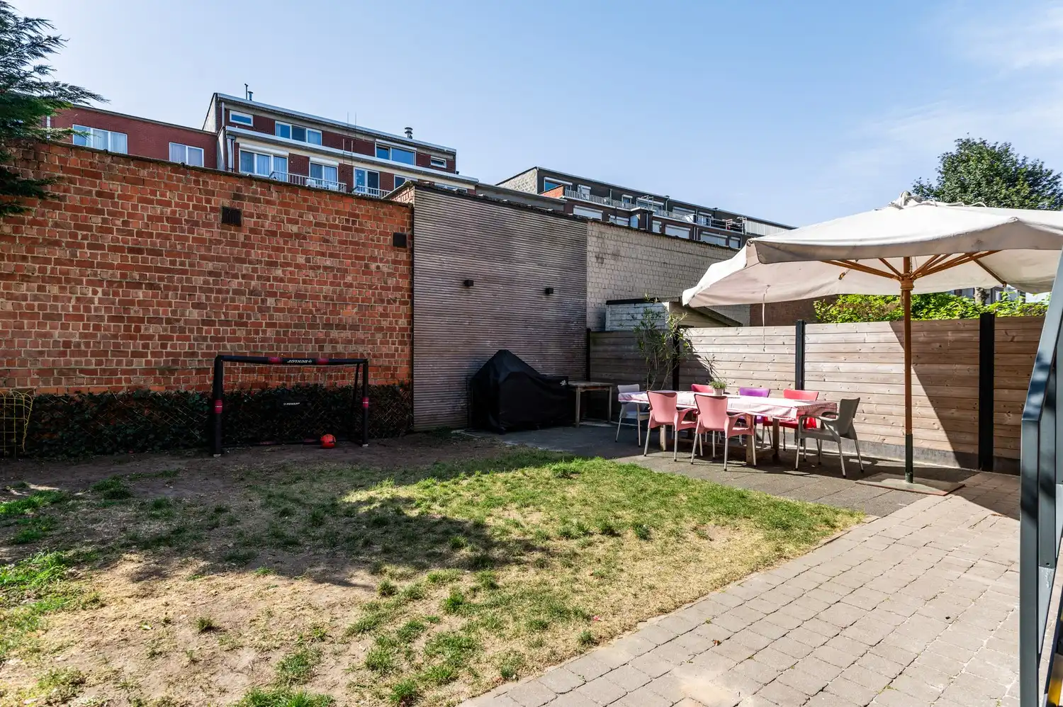 Halfopen huis met 4 slaapkamers, tuin en garage foto 16