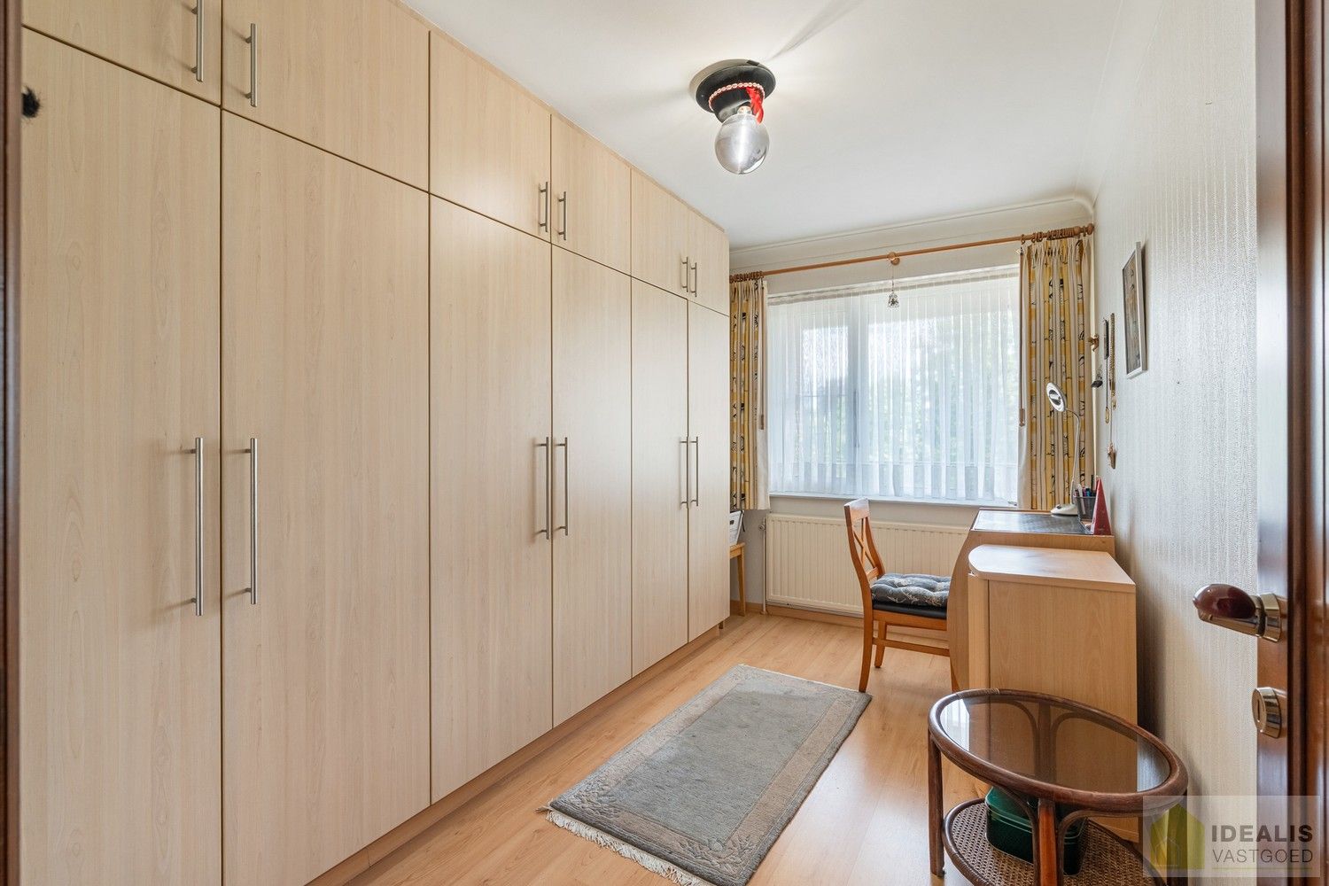 IDEALIS VASTGOED – ZEER RUIM HOEKAPPARTEMENT (110M²) MET LICHTRIJKE LEEFRUIMTE, VOLLEDIG UITGERUSTE KEUKEN, MAAR LIEFST 3 SLAAPKAMERS, BERGING, LIFT EN GARAGEBOX OP EEN UITERST GUNSTIGE LOCATIE MIDDEN IN HET CENTRUM VAN PELT. ZEER GESCHIKT VOOR KANDIDATEN OP ZOEK NAAR EEN INSTAPKLAAR APPARTEMENT! foto 15