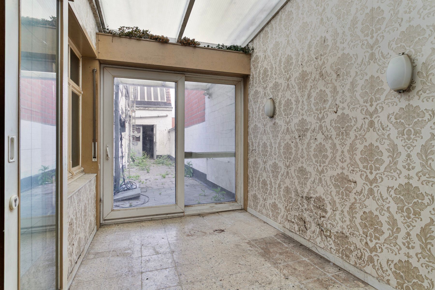 Te renoveren woning met zeer grote garage ! foto 9