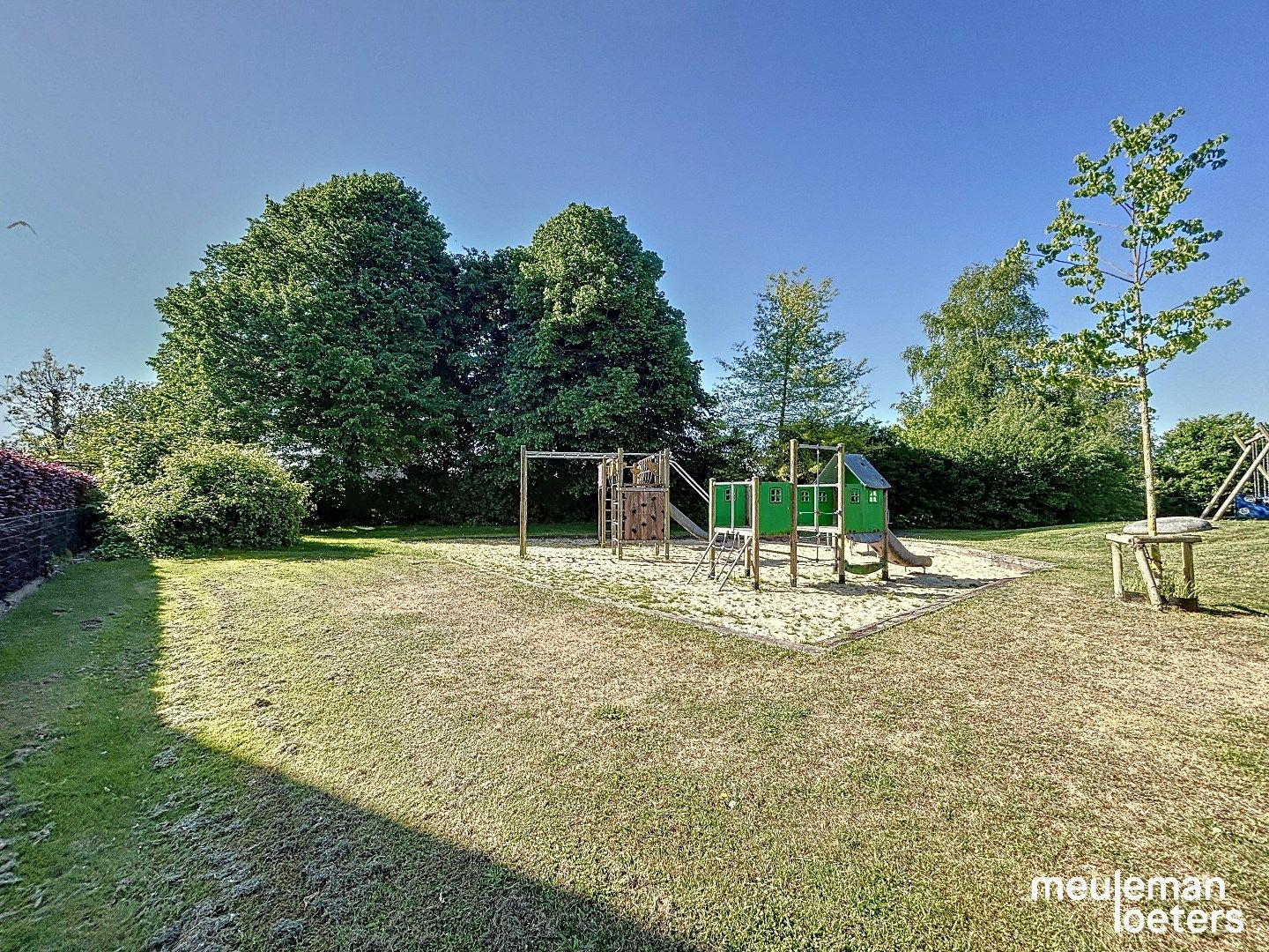 Ruime alleenstaande gezinswoning met unieke tuin foto 17