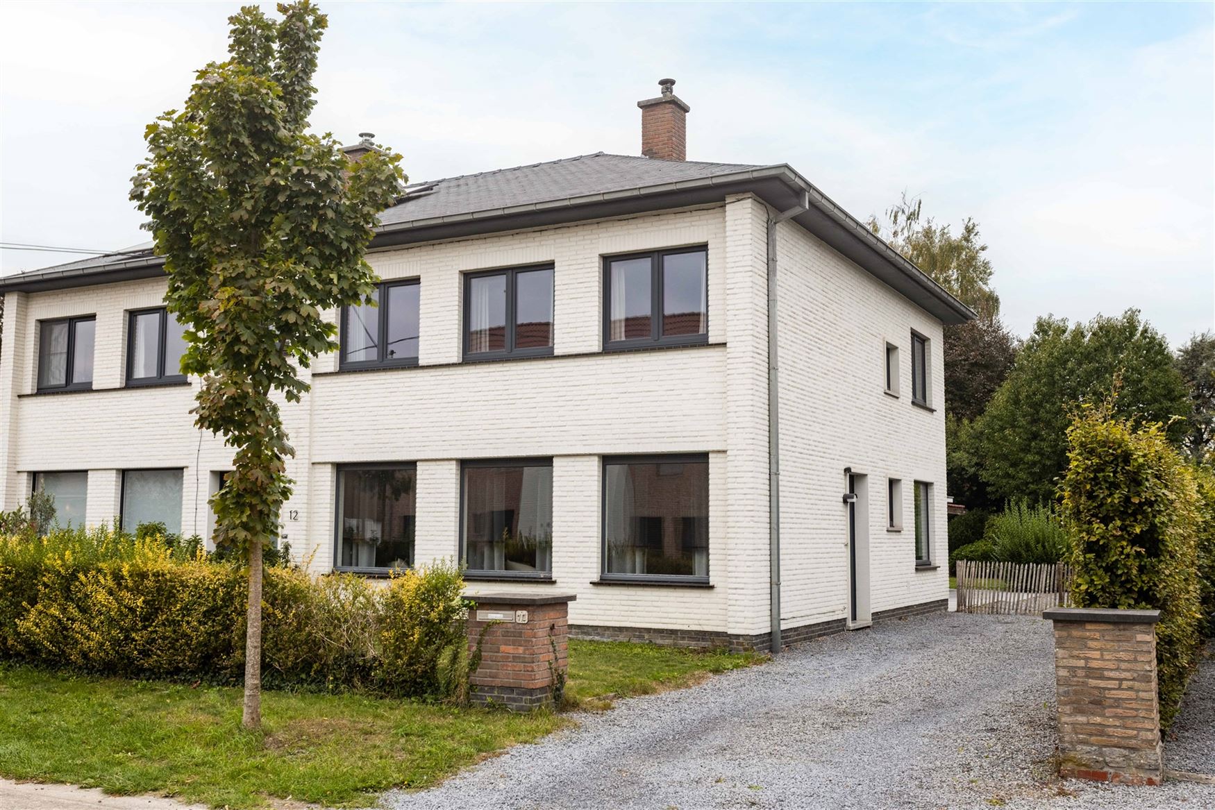 Hoofdfoto van de publicatie: Charmante halfopen woning met tuin en garage te Drongen.