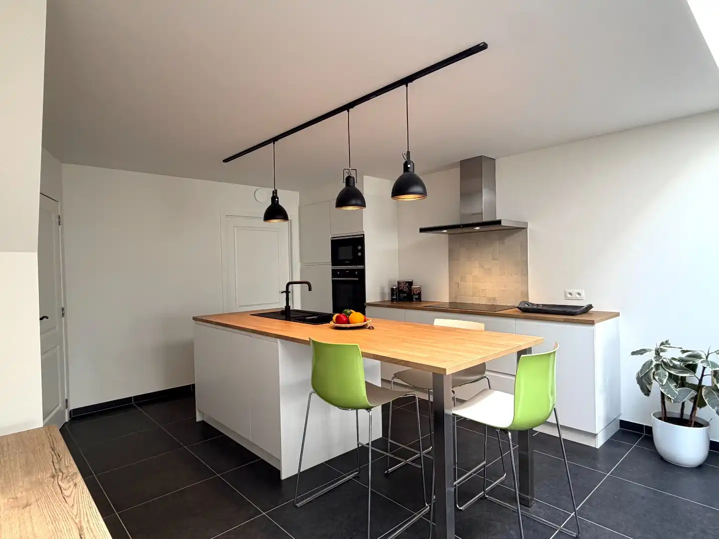 Gerenoveerde rijwoning met 2 slaapkamers! foto 3