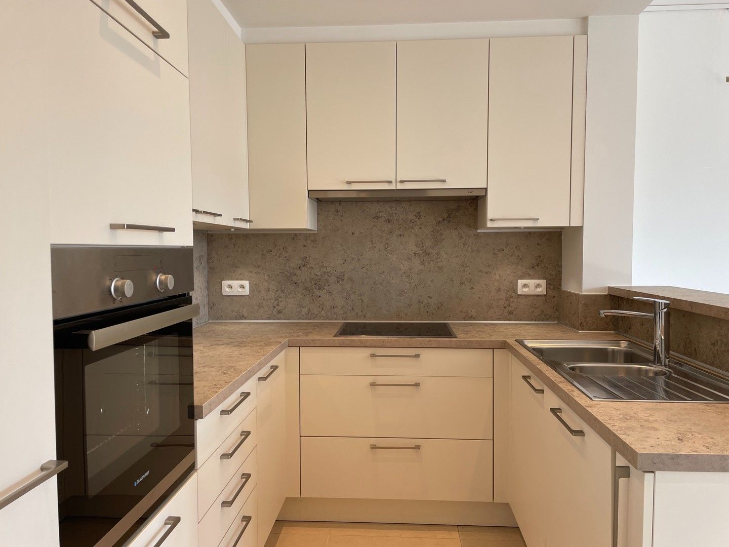 Verzorgd en vernieuwd ongemeubeld appartement met balkon in de Lippenslaan te Knokke foto 7