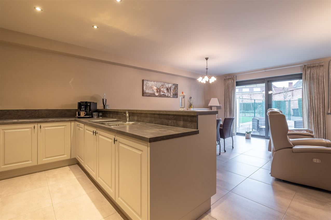 Gelijkvloers tweeslaapkamer appartement met terras en staanplaats in centrum  foto 7