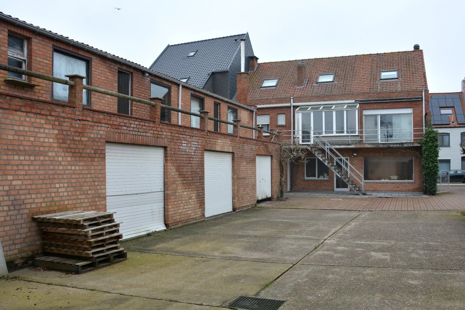 Op te frissen handelspand met woonst en garages op een uitstekende locatie in centrum Oudenburg foto 3