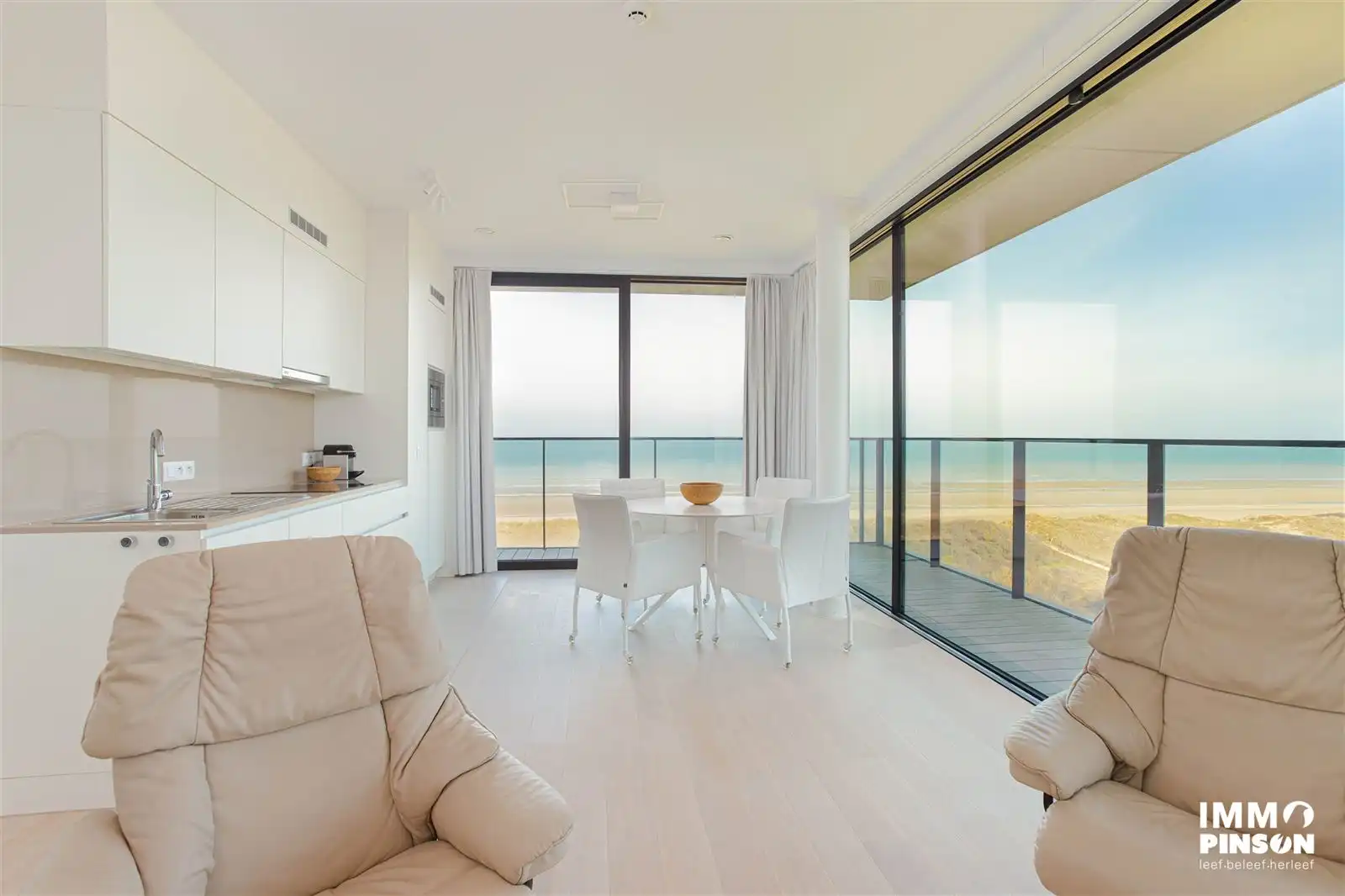 Lichtrijke assistentieflat met wijds zicht op zee, strand en duinen foto {{pictureIndex}}