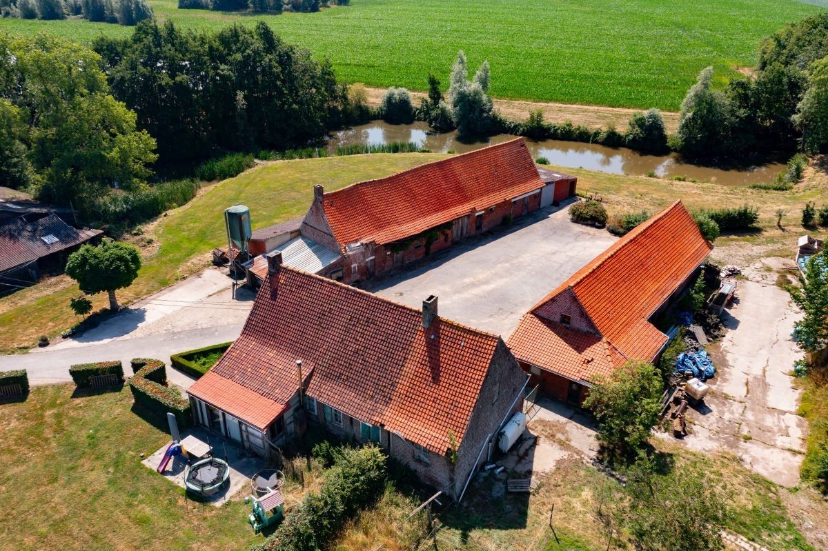 Hoofdfoto van de publicatie: Zeer mooi gelegen hoeve met aanpalende landbouwgronden te koop te West-Vleteren