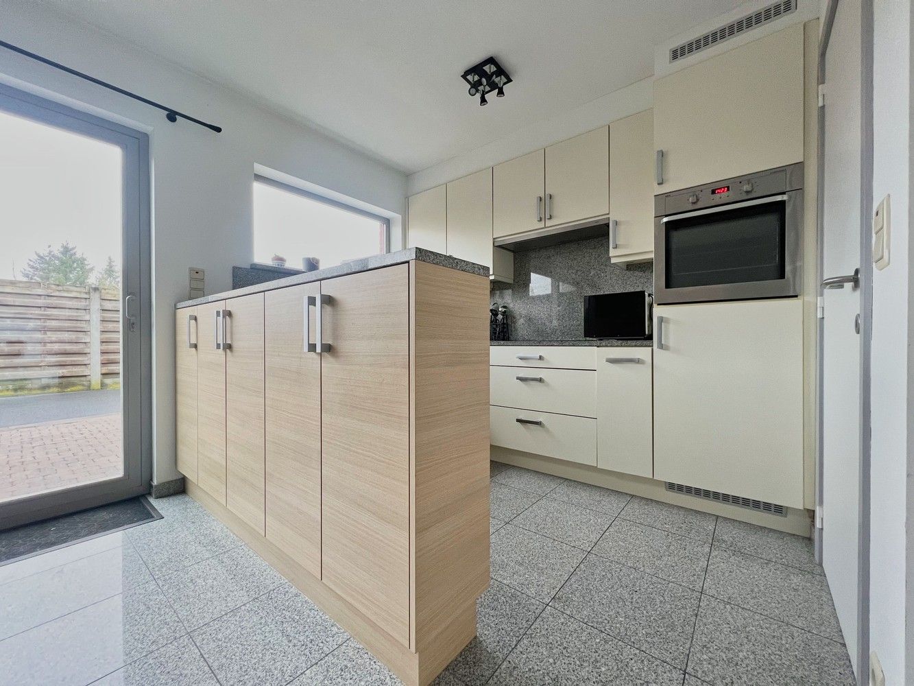 Lichtrijke gezinswoning met 3 slpks nabij centrum! foto 6