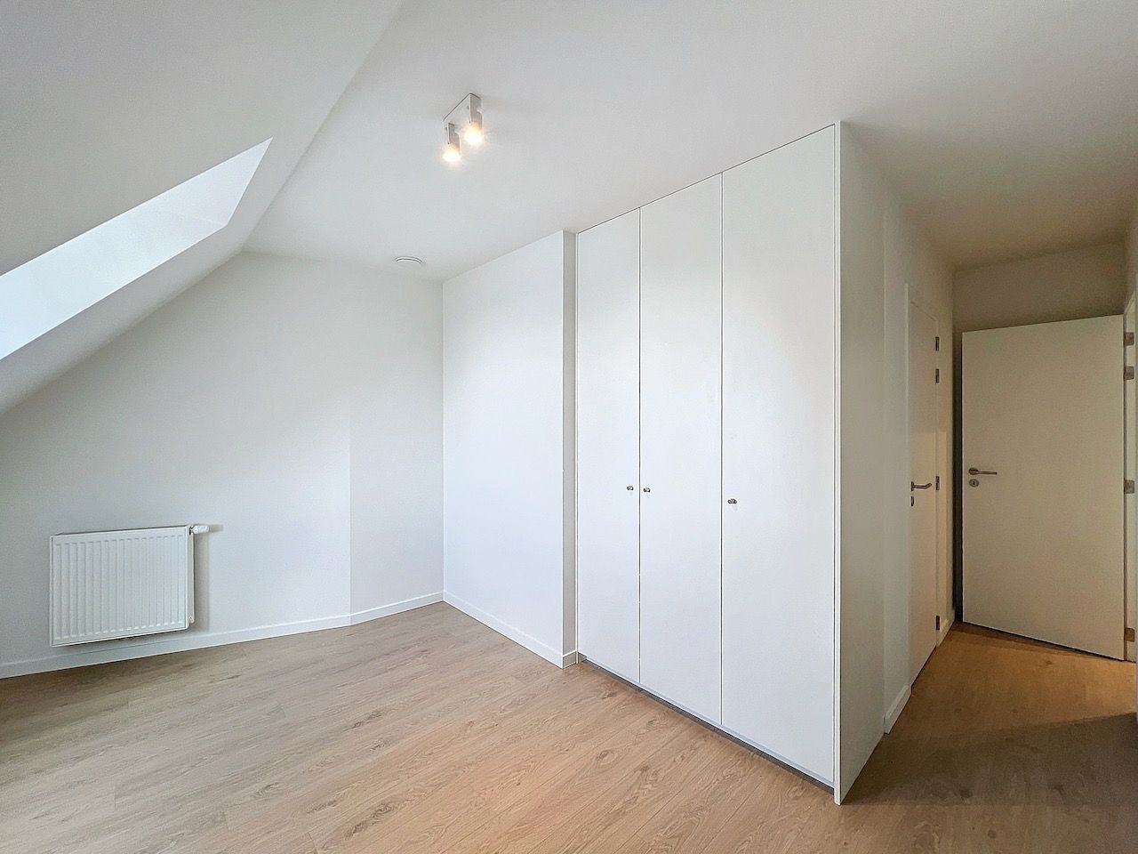 Stijlvol en lichtrijk nieuwbouw dakappartement nabij de Zeedijk en de site van de Heldentoren. foto 18