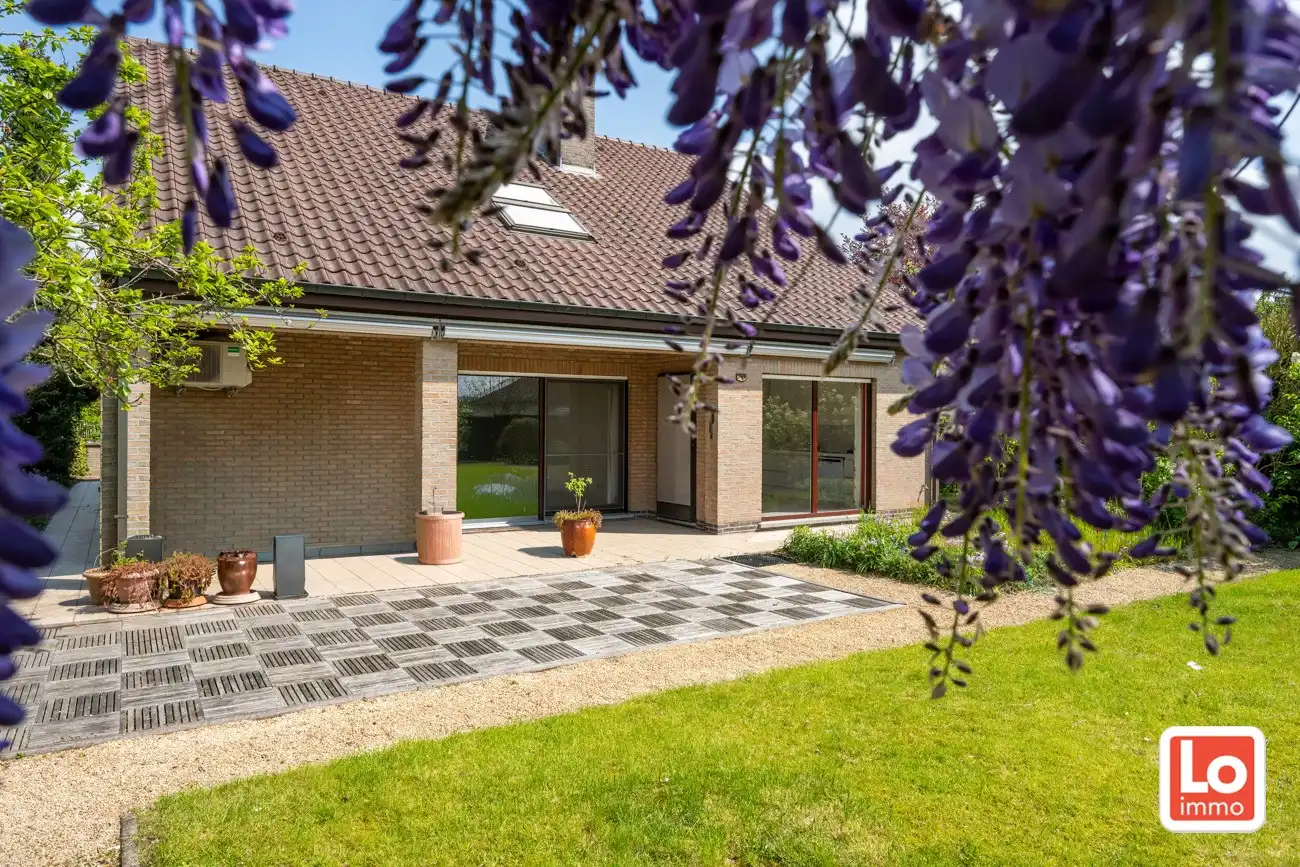 Degelijke open (kangoeroe)woning met inpandige garage en gezellige zuidwest georiënteerde tuin op een rustige locatie nabij het centrum van Lochristi! foto 3