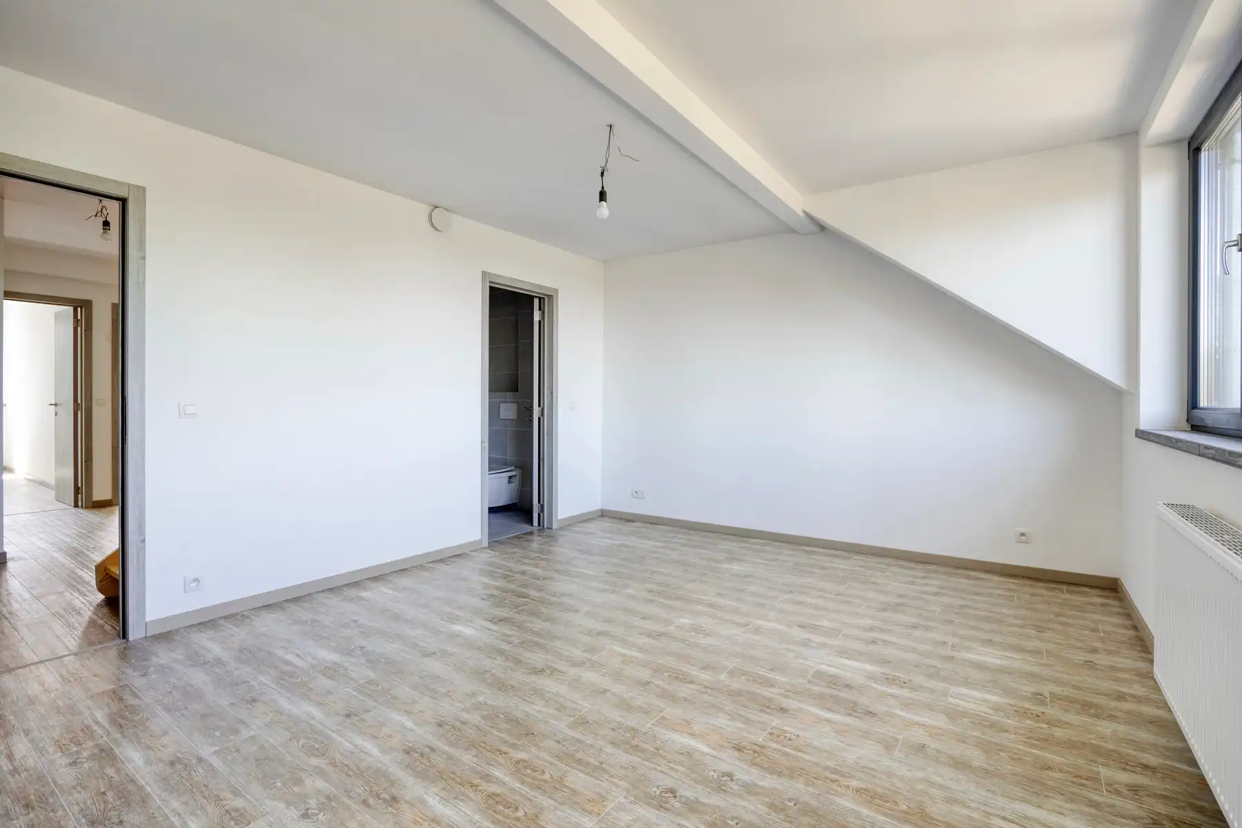 Nieuwbouw triplex met 4 slaap- en badkamers, tuin en parking foto 11