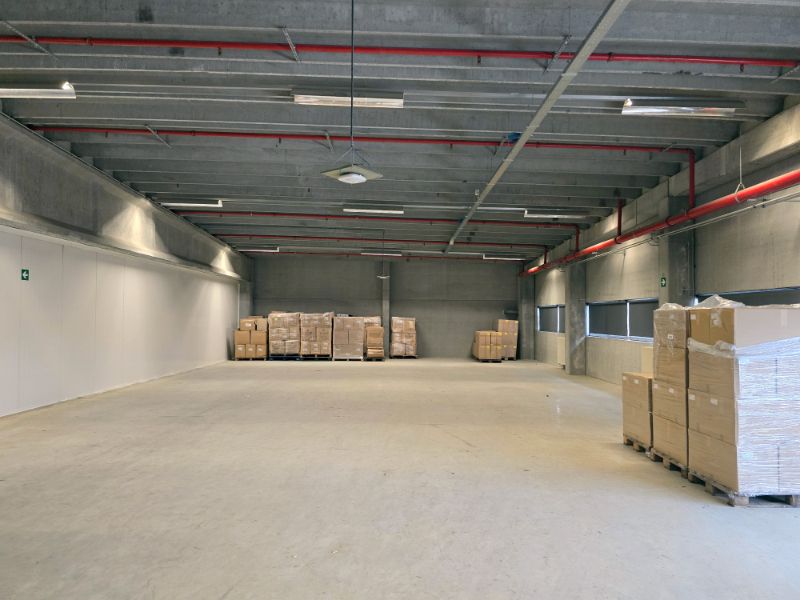 Indutrieel/Logistiek gebouw te huur foto 4