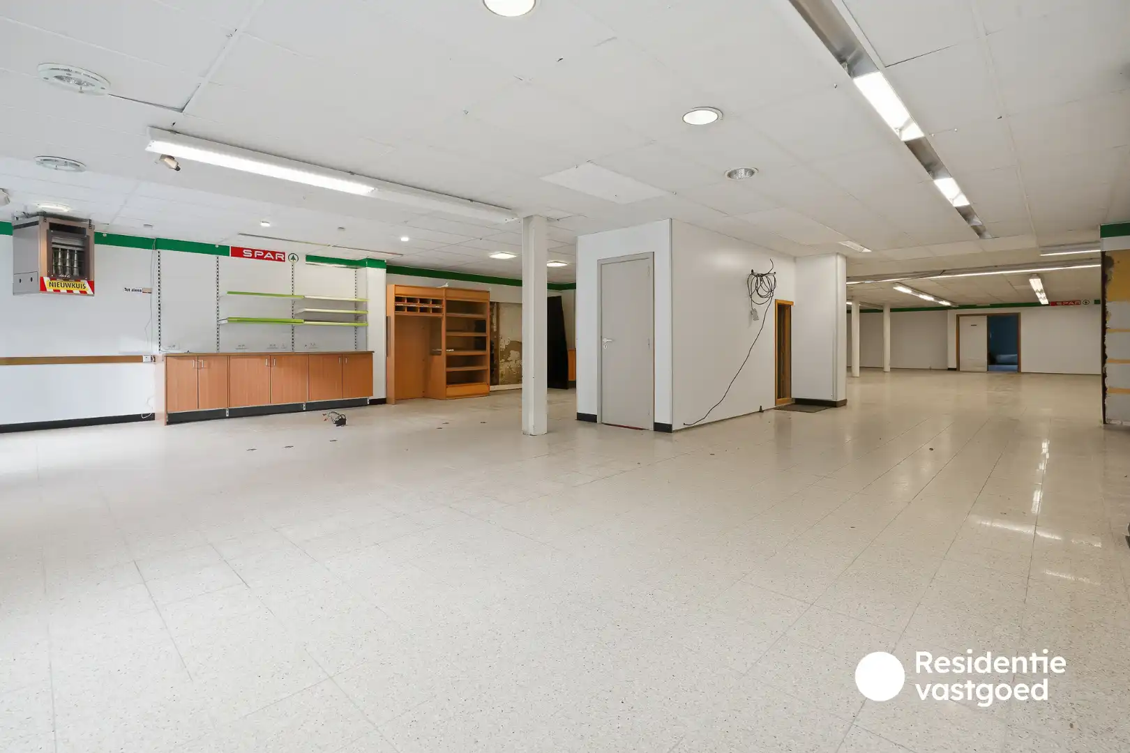 Veelzijdig eigendom met handelsruimte, ruime woning en bouwgrond in centrum Merkem! foto 18