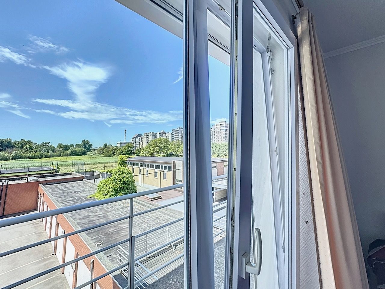 Ruim en functioneel appartement met drie slaapkamers vlakbij het Vissershuldeplein te Heist foto 18