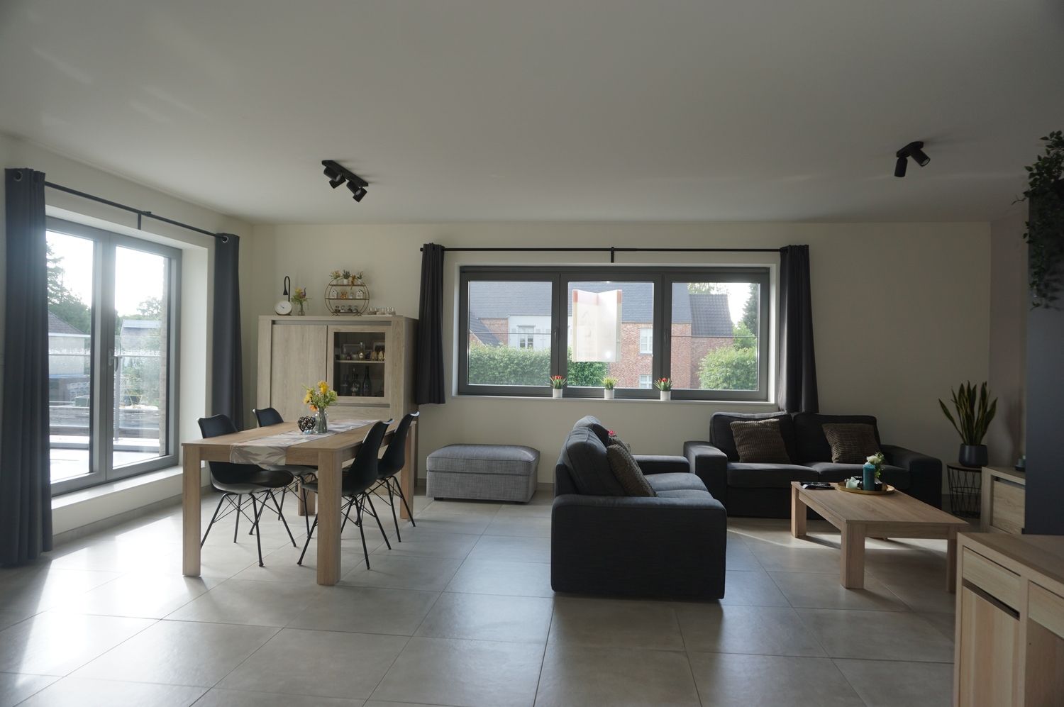 Modern appartement met 2 terrassen en autostandplaats nabij Paal-centrum foto 2