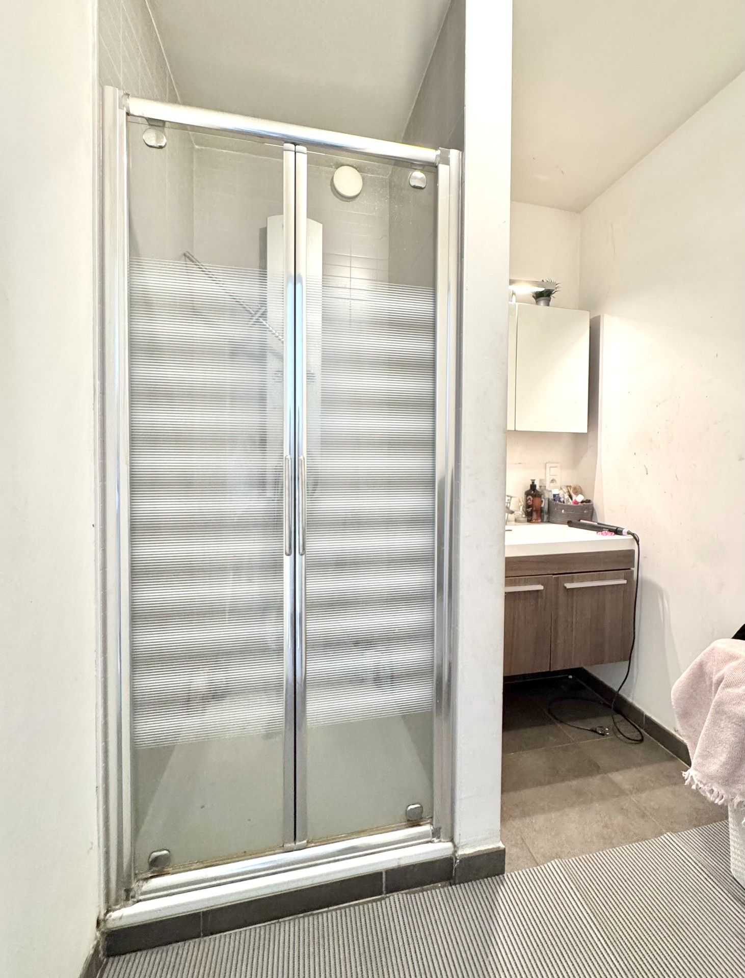 GELIJKVLOERS APPARTEMENT MET 2 SLPKS EN ROYALE TUIN foto 10