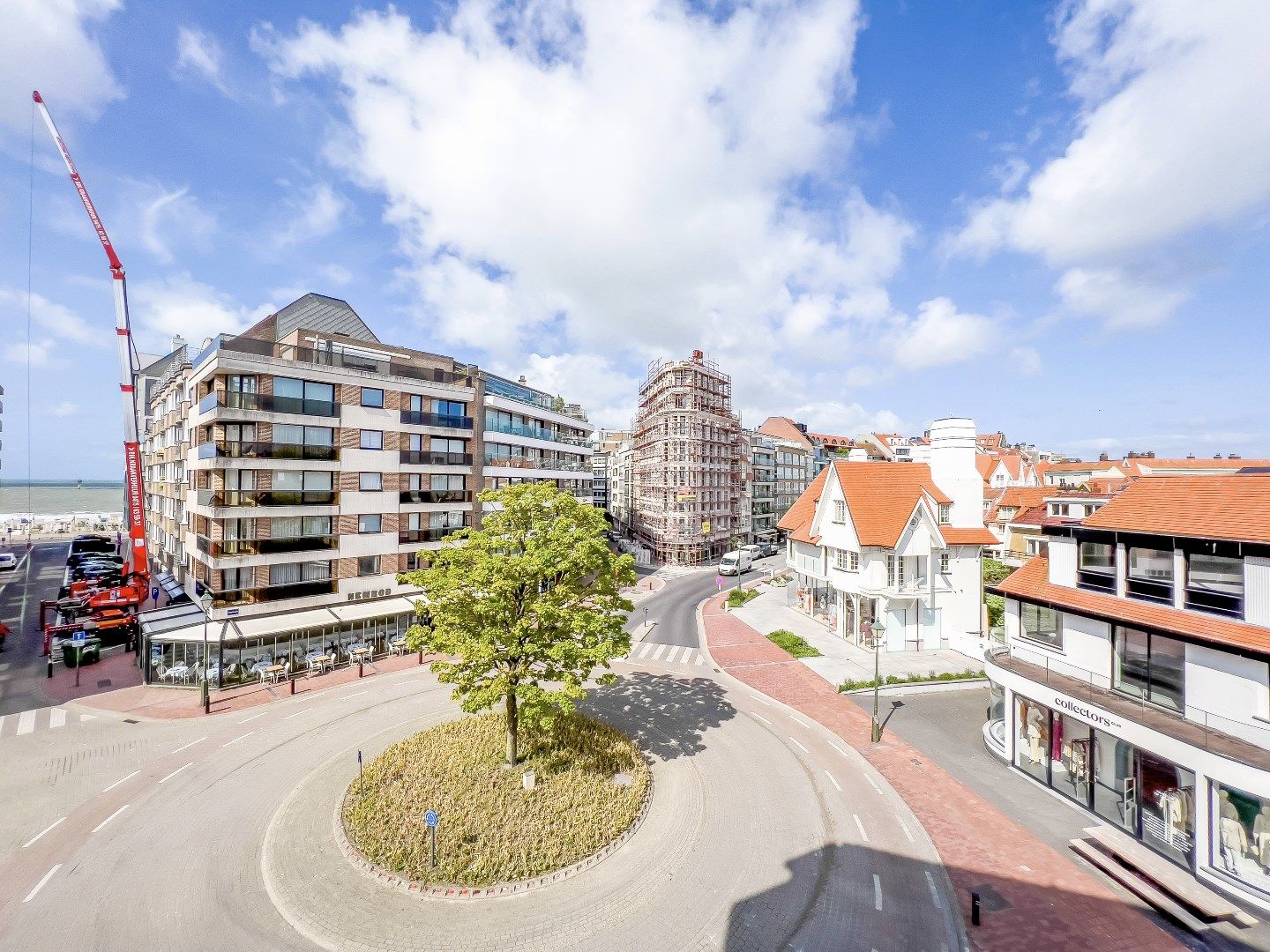 Hoekapp. op het Driehoeksplein met aangenaam zicht op de villa's, de Zee en de Kustlaan.  foto {{pictureIndex}}