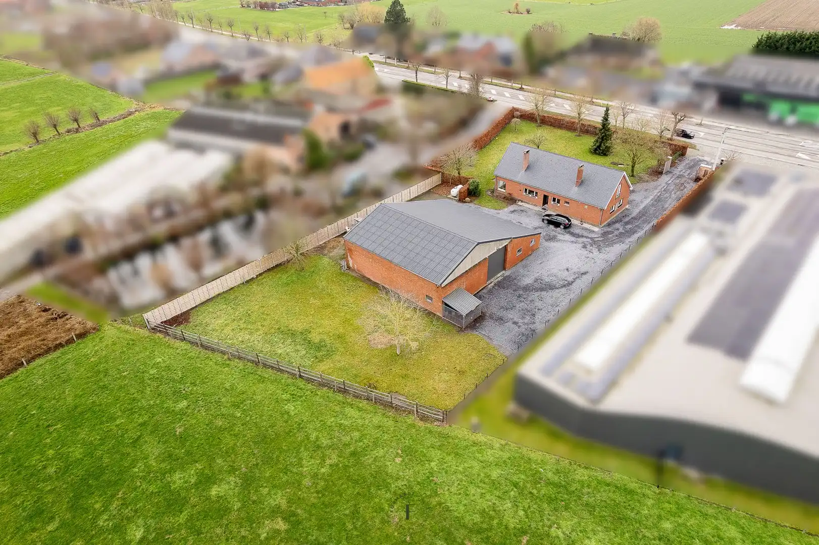 Hoofdfoto van de publicatie: Strategisch gelegen woning met vernieuwde loods op toplocatie in Hooglede