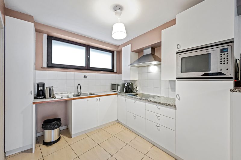 Roeselare : Instapklare hoek duplexappartement met 1 slaapkamer (kan opgesplitst worden )  met ruim terras nabij centrum + zolder foto 5