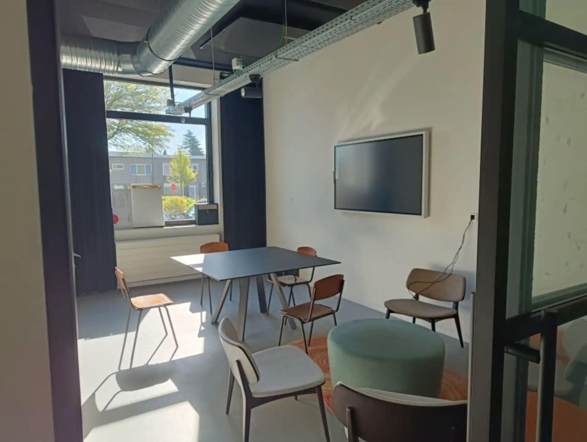 Magazijn met kantoorruimte te huur in Mechelen.  foto 7