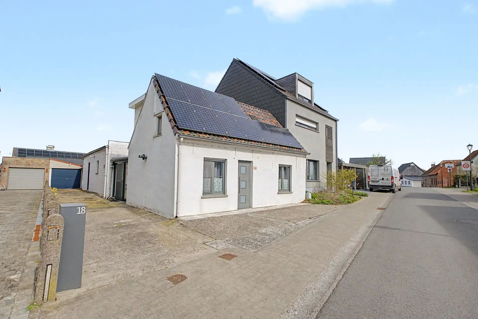 Instapklare halfopen bebouwing met 2 slaapkamers en garage nabij centrum Uitbergen foto 17