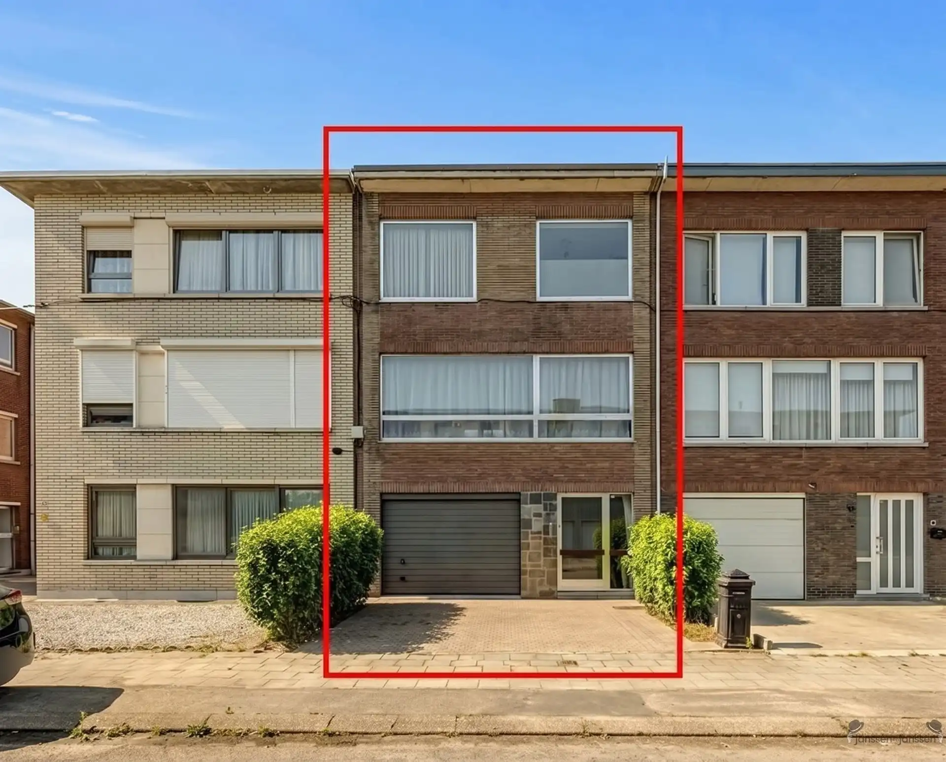 Woning met 3 slaapkamers, garage en gezellige tuin foto {{pictureIndex}}
