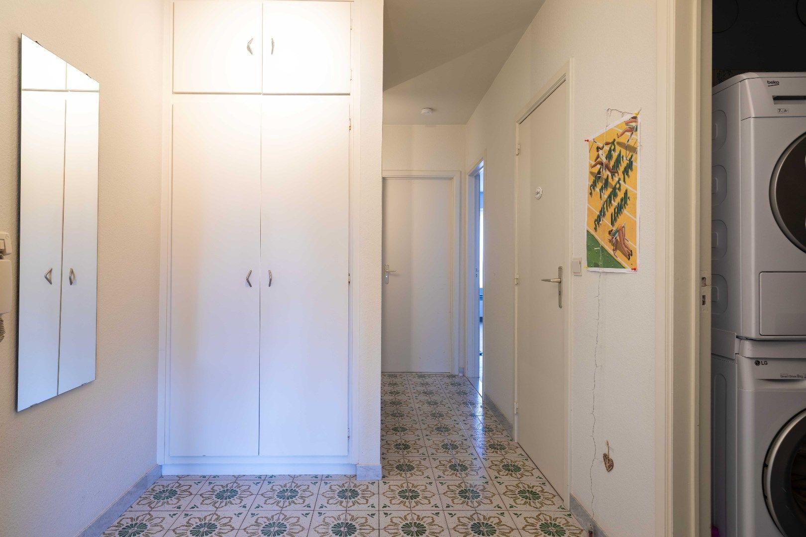 Zéér ruim appartement met open zichten, grote garage en drie slaapkamers te Sint-Andries. foto 11