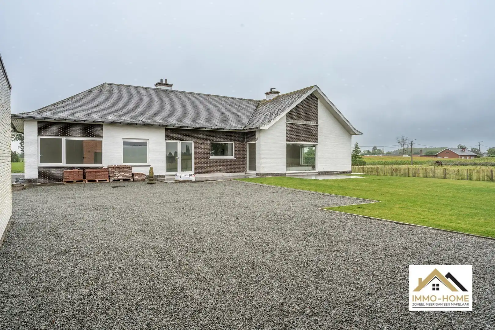 Ruime woning met magazijn en open zicht op topligging foto 28