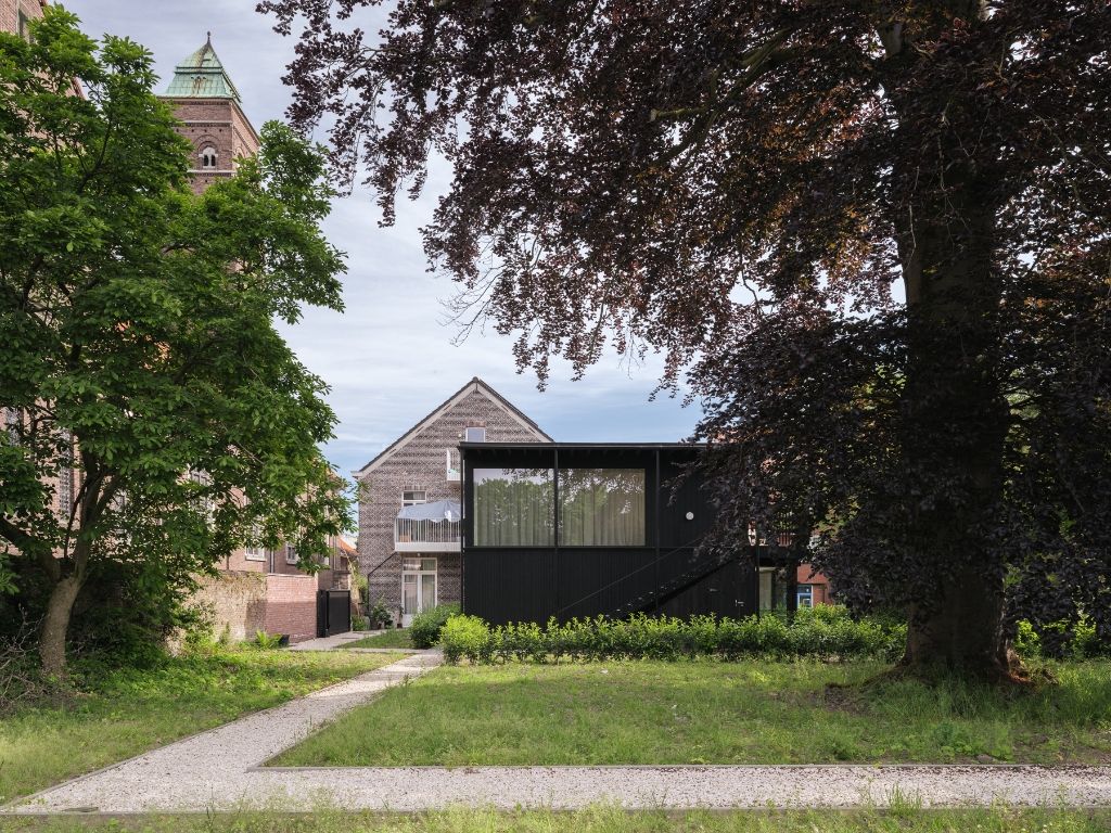 Stijlvol appartement met twee slaapkamers, terras en privatieve binnentuin met tuinpaviljoen foto 1