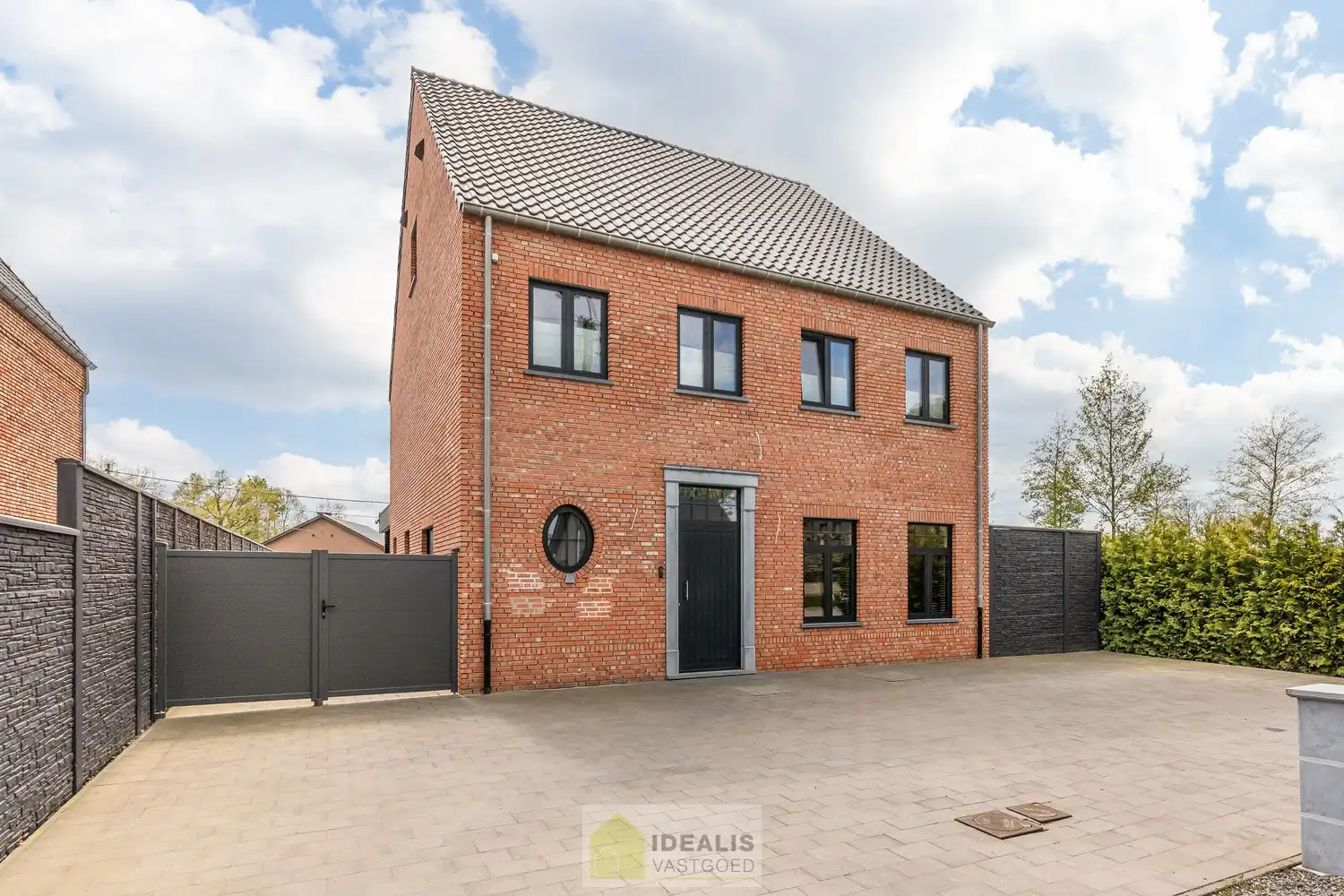 EEN BIJZONDER RIANTE WONING VAN MAAR LIEFST 302M² WOONOPPERVLAKTE OP EEN KNAP PERCEEL VAN 5A 90CA. foto 2