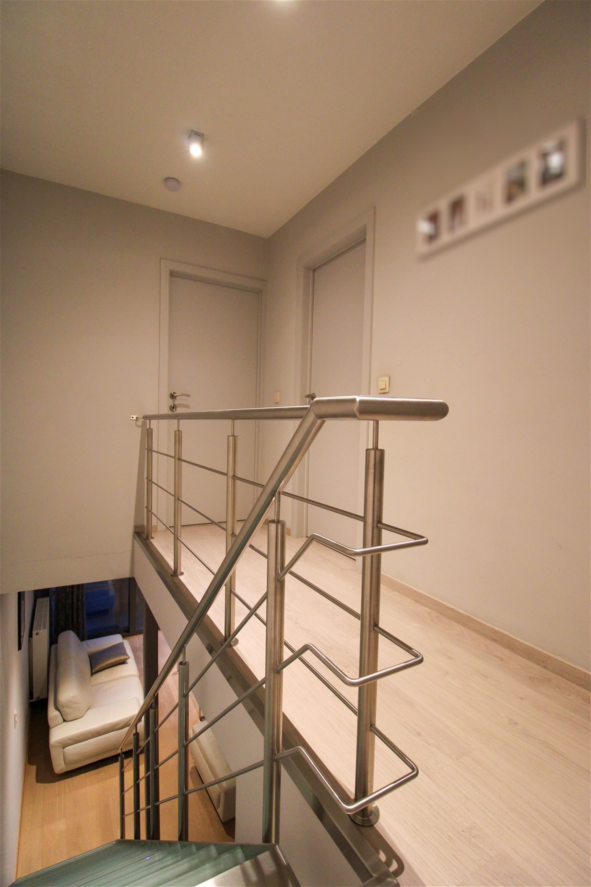 Instapklaar duplexappartement met terras, twee slaapkamers, twee parkeerplaatsen en ruime kelderberging te Maasmechelen! foto 7