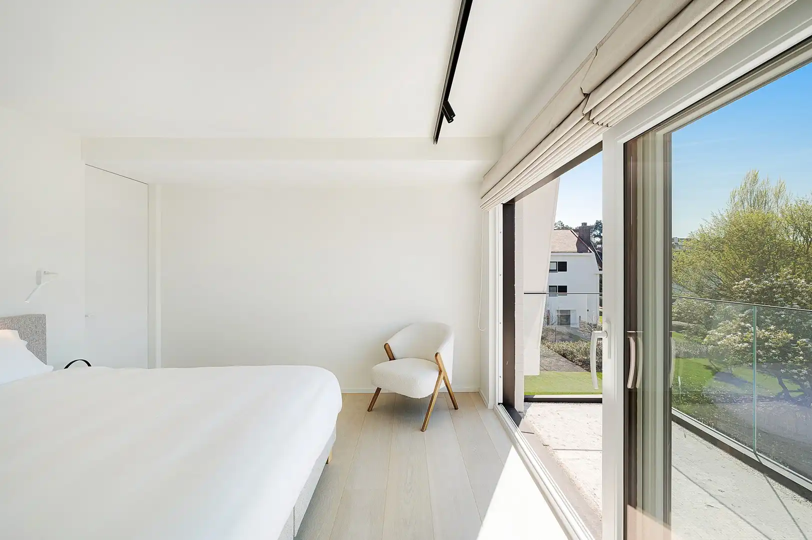 Zonnig gerenoveerd appartement met zuidwest gericht terras en open zicht op wandelafstand van het strand in hartje Zoute. foto 14